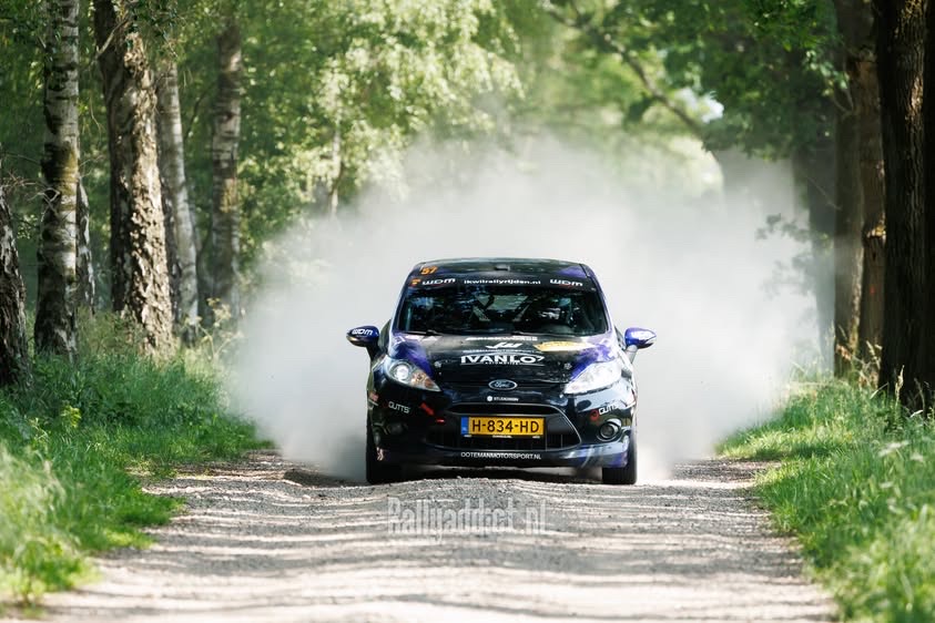 Ford Fiesta #57 in actie op een stoffig bospad tijdens de ELE Rally 2026