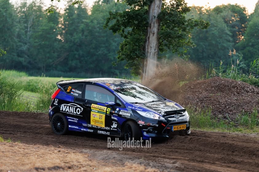 Ford Fiesta #57 in een bocht op zandondergrond tijdens de ELE Rally 2026