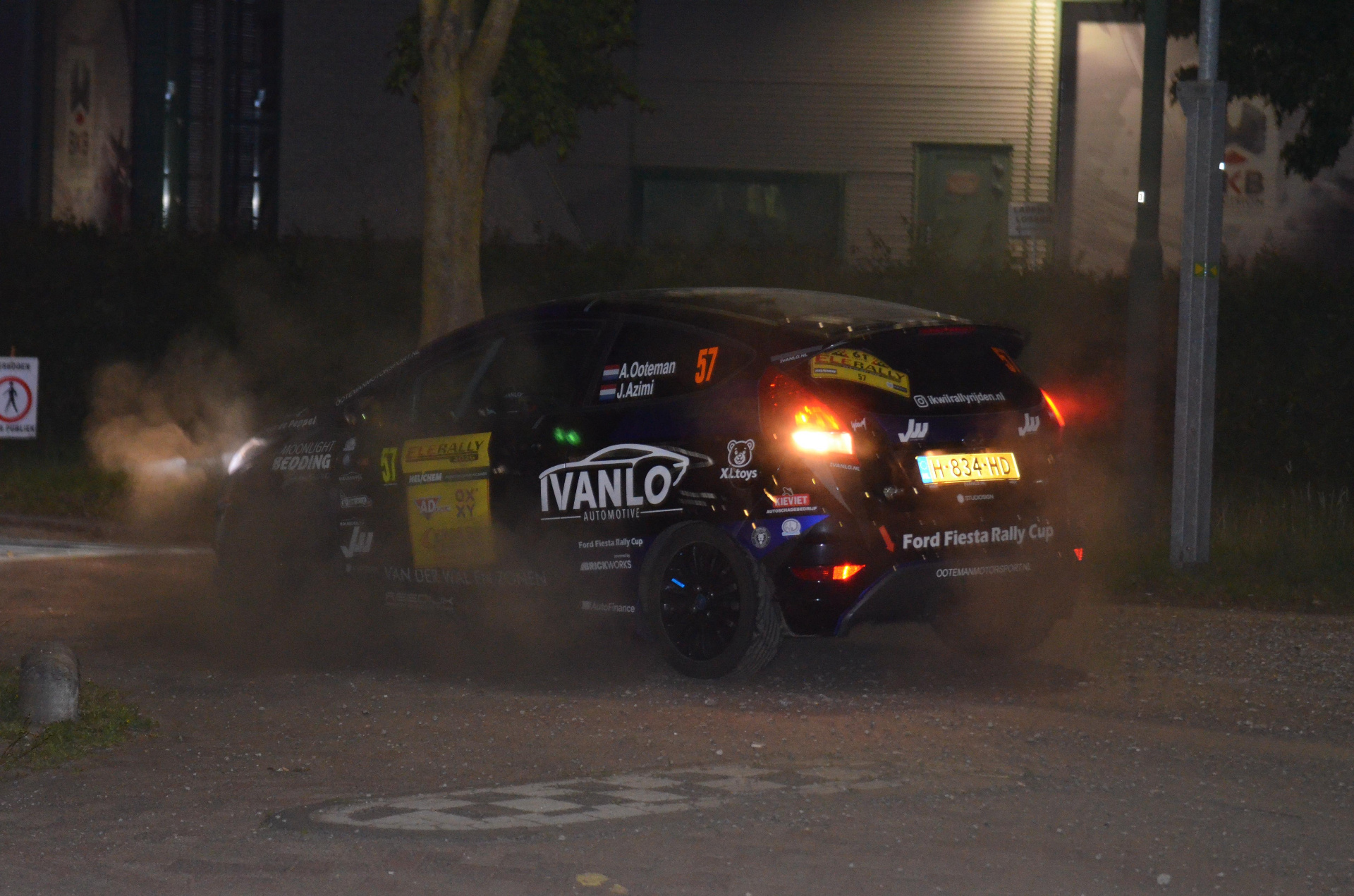 Ford Fiesta #57 bij avondproef tijdens de ELE Rally 2026