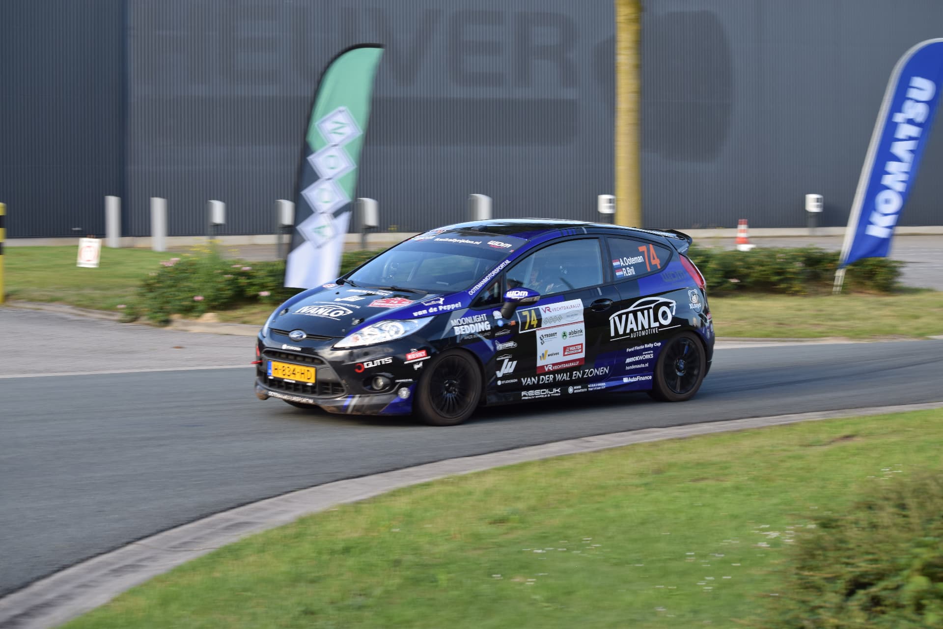 Ford Fiesta #74 op het asfalt van de servicezone tijdens de Vechtdal Rally 2026