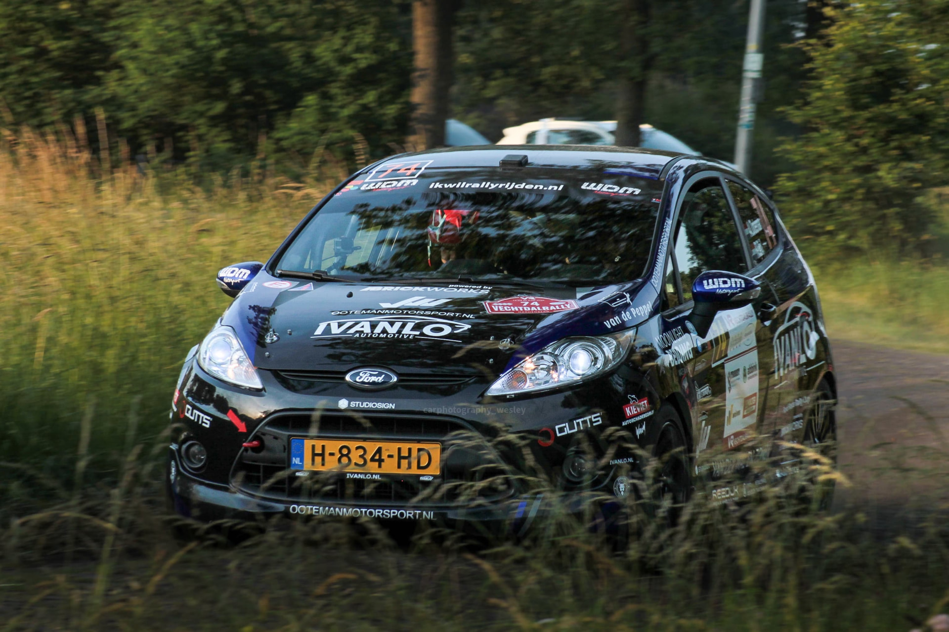 Ford Fiesta #74 vol gas door de bosproef tijdens de Vechtdal Rally 2026