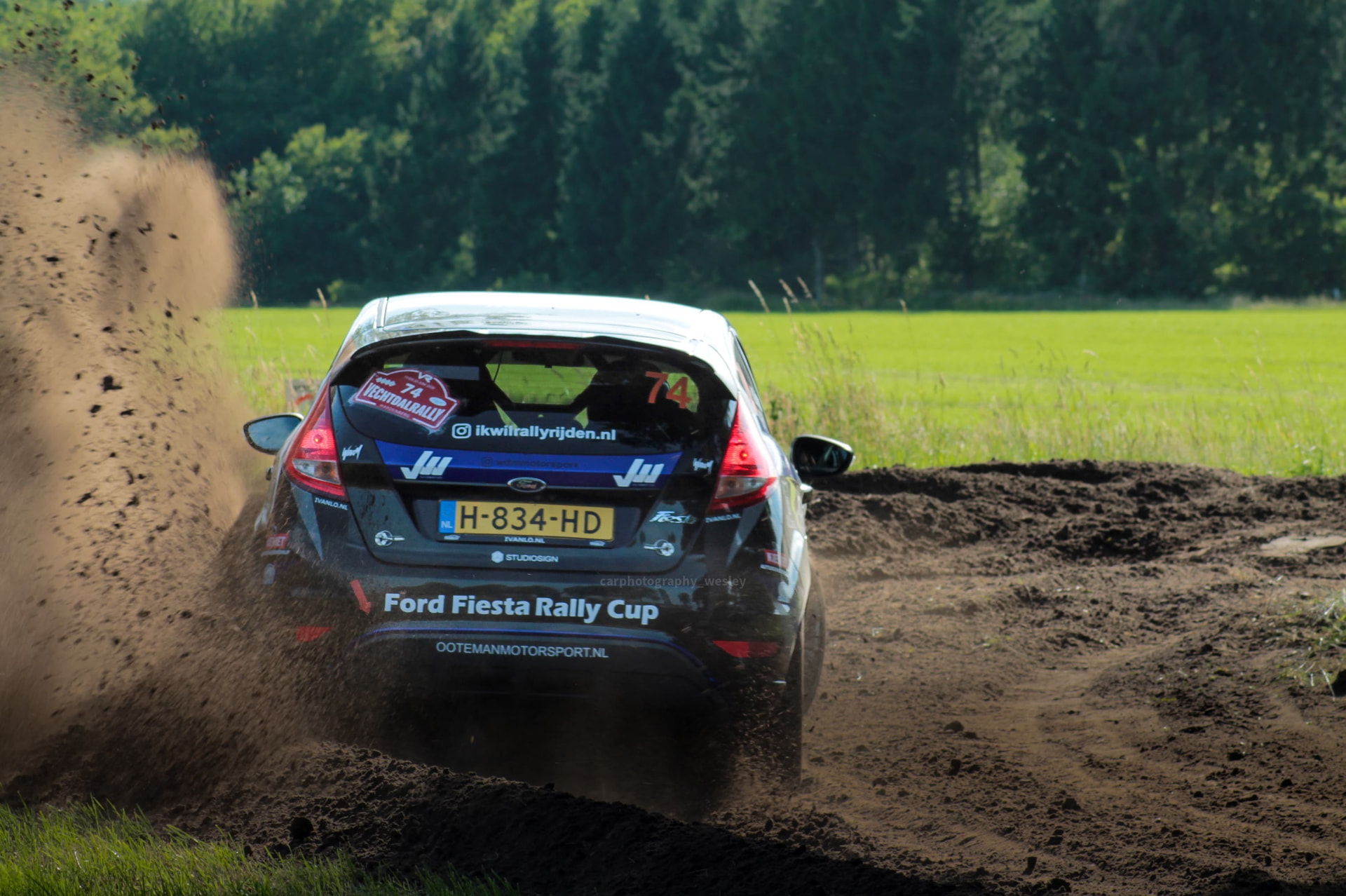 Ford Fiesta #74 werpt zand op in een bocht tijdens de Vechtdal Rally 2026