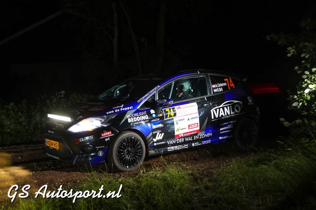Ford Fiesta #74 met lichtbalk bij de avondproef van de Vechtdal Rally 2026